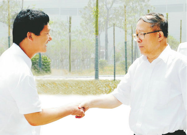 中央政治局委員、天津市委書記、時(shí)任湖北省委書記李鴻忠視察萊克小龍蝦選育繁育中心